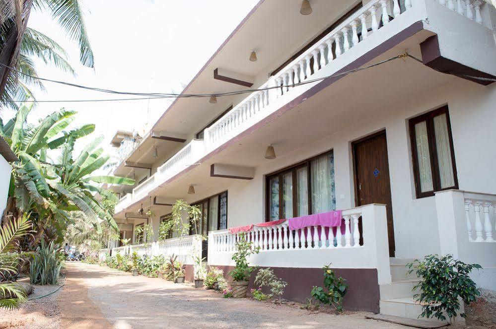Sea View Resort Morjim Exterior photo
